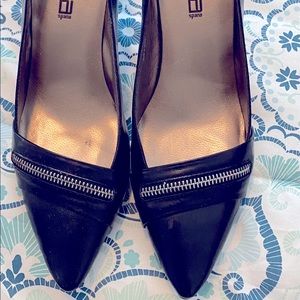 Super cute Moda black pumps with zipper detail 9.5
